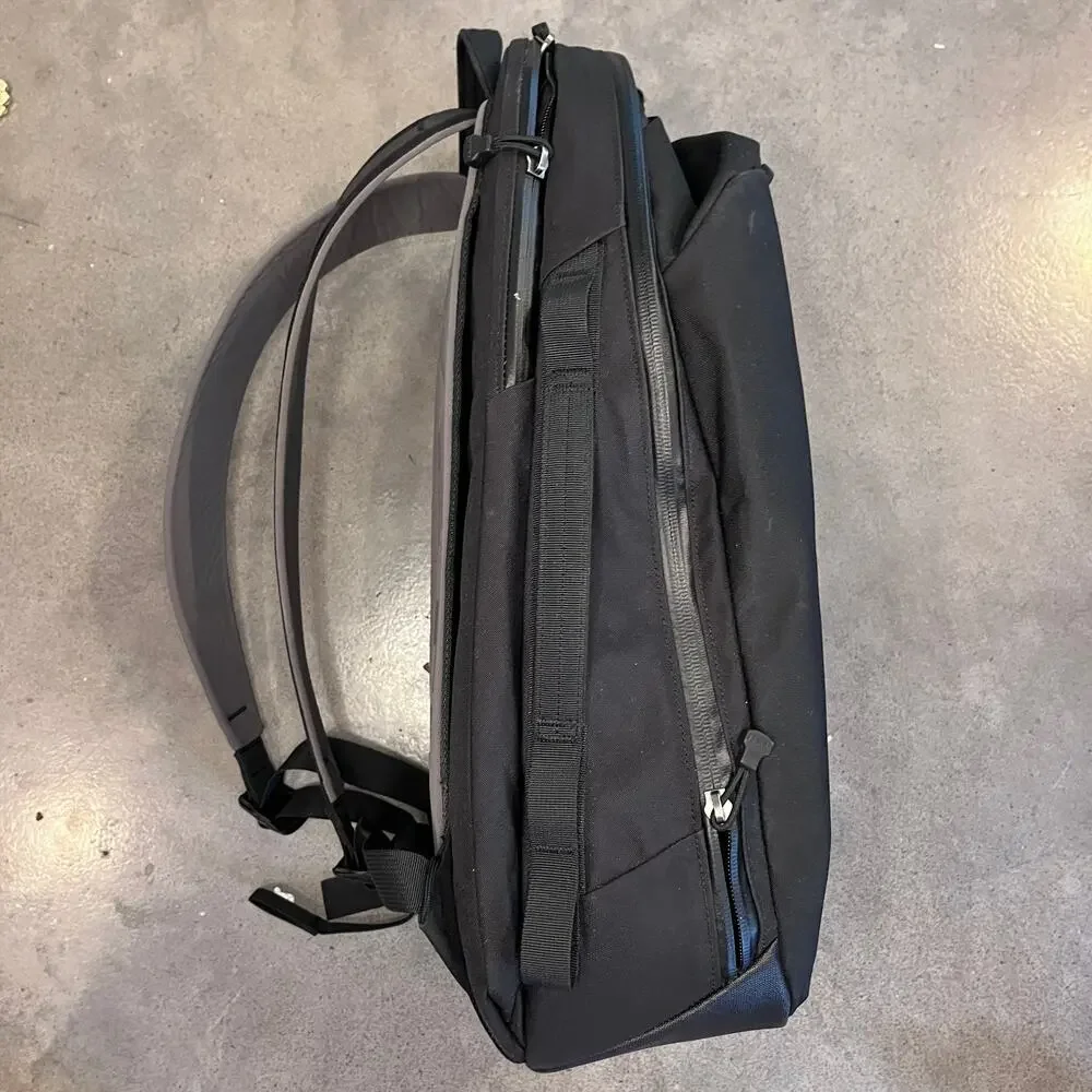 YETI Crossroads 27L black Backpack Travel School Mens Carry on Bag